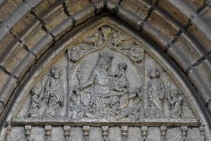 Maria und Heilige im Tympanon — Thronende Gottesmutter, flankiert von Petrus und Paules
