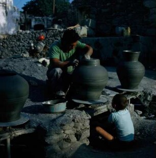 Margarítes. Töpferwerkstatt. Der Töpfer baut den Hals eines Gefäßes auf