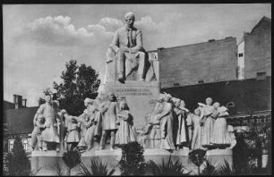 Budapest. Vörösmarty-Denkmal (1908) : Budapest. Denkmal des Dichters Mihály Vörösmarty (1908; Ede Kallós, Ede Telcs, Architektur Géza Márkus) aus Carrara-Marmor auf dem Giselaplatz