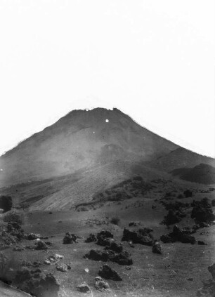 Pico do Fogo : Blick vom Tal auf den Pico do Fogo, den Gipfel der Vulkaninsel Fogo.