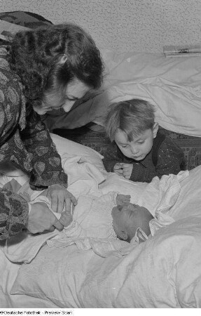 Porträt einer Frau mit kleinem Jungen und Säugling