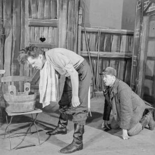 Sorbisches Volkstheater : Schauspieler des Sorbischen Volkstheaters bei der Aufführung eines Theaterstückes