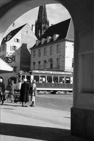 Freiburg i. Br.: Ecke Bertoldsbrunnen durch Bogen mit Münsterturm