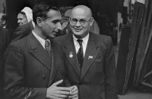 Aufnahmen vom 1. Deutschen Schriftstellerkongress in Berlin : Schriftsteller Boris Gorbatow (rechts)