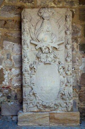 Grabstein des Obristen Otto Rudolf von Milckau (1637-1710), Kommandant der Veste Coburg seit 1687: Porträtbüste über ovaler Inschriftenkartusche, flankiert von den Wappen der Ahnenprobe