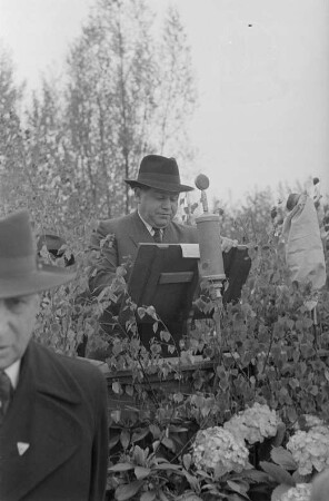 Einweihung eines Denkmals der Jüdischen Gemeinde zu Leipzig : Julius Meyer (Vorsitzender der jüdischen Gemeinde in Ost-Berlin) während einer Rede