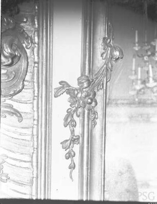 Potsdam, Neues Palais, Friedrich-Wohnung, Blaue Kammer, R.: 179, Ostwand, Detail links vom Spiegel.