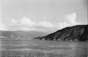 Fjord : Felsformation am Ufer eines Gewässers.