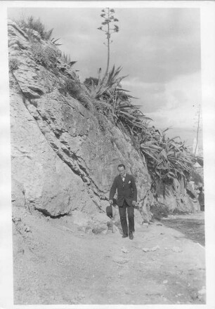 Ernst Otto Gerhardt vor einem Fels mit Kakteen in Argentinien