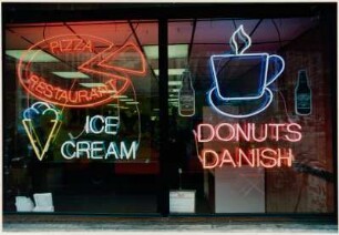 Leuchtreklame im Fenster eines Restaurants