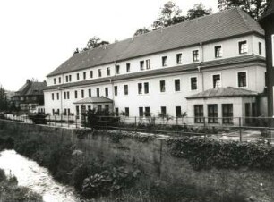Berggießhübel, Badstraße (Sebastian-Kneipp-Straße) 10. Kurhaus des Kneipp-Kurbades. Ansicht über die Gottleuba