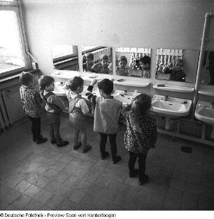 Dresden-Johannstadt, Dürerstraße 50, Serie: Kindergärten und -krippen, Kindergarten. Außenanlage mit Bungalow und Kindergruppe