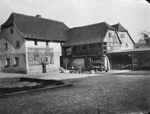 Leipzig-Knautkleeberg, Uferstraße 4. Gutshof Harnisch (wohl um 1800 begonnen). Straßenansicht