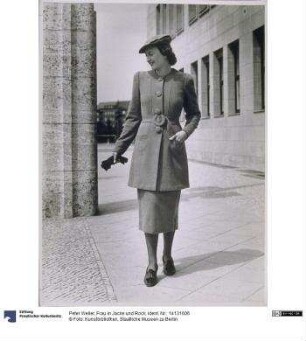 Frau in Jacke und Rock