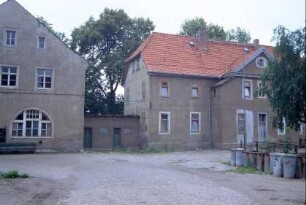 Verwaltungsgebäude des ehemaligen Domänengutes; Hofpflaster