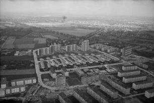 Luftaufnahme, Blick von Osten auf die Siedlung im südlichen Bereich der Heerstraße im Gebiet der Sandstraße und Meydenbauerweg. Berlin-Wilhelmstadt, Heerstraße