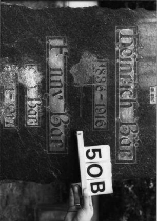 Grabstein 50 (Index: 99804537) Material: Granit Zustand: teilweise abgeblättert Maße HxBxT: 170x70x30 cm Beschreibung: Stele mit unregelmäßigem Rand, Sockel, Rundbogenabschluß Besonderheit: Doppelgrab für Eheleute: Grabstein 50B
