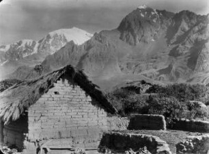 Illimani : Siedlung mit dem Südabfall des Illimani im Hintergrund.