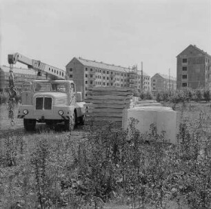 Dresden. Wohnungsbau mit Autodrehkran und Betonfertigteilen