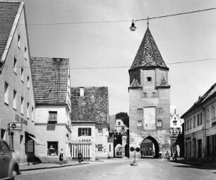 Aichach (Kreis Aichach-Friedberg). Stadttor (1401/1450). Ansicht mit Sonnenuhr
