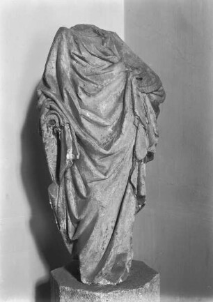 Fragment einer Gewandfigur