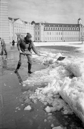 Schneeräumung am Schlossplatz bei Tauwetter