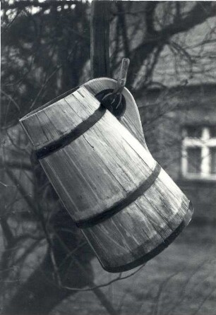 Wasserkanne in Heinersbrück : Nahrung - Wasserversorgung. Ort: Most / Heinersbrück. Wasserkanne am Schöpfhaken eines Ziehbrunnens. Das Original befindet sich im Sorbischen Museum in Bautzen.