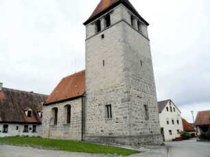 Ansicht von Südosten mit Kirche (gotische Gründung) in ehemaligem Kirchhof (im 19 Jh als Begräbnisplatz aufgegeben - Kirchhofmauer mit Wehrgang abgetragen)