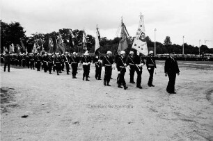 Exerzierplatz: Kreisfeuerwehrverband Stormarn feiert 100-jähriges Jubiläum: Ehrenformation mit den Fahnen der Stormarner Feuerwehren