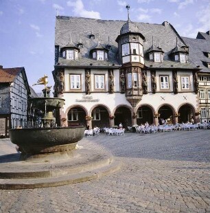 Goslar. Historisches Gildehaus Kaiserworth. Hauptfassade am Marktplatz, links der Marktbrunnen