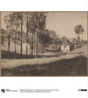 Häuser in Wiesenlandschaft