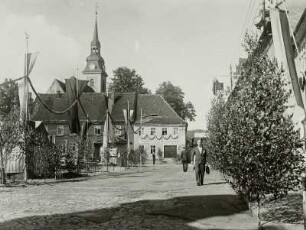 Elstra, Markt : Elstra. Markt mit Turm der Stadtkirche. Blick von Nordosten