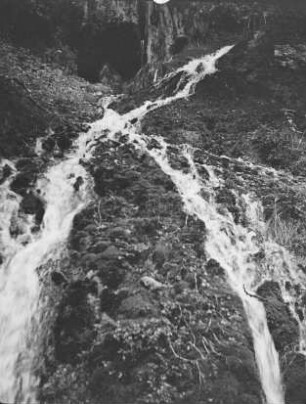 Wasserfall am Mount Norikura (3026 m) : Wasserlauf über Lavabänke