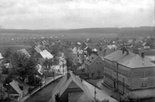 Blick vom Kirchturm mit Schule (re.) : Hintergrund Ulmbach (Böhm.)
