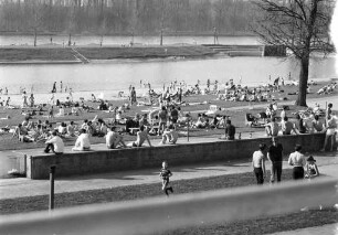 Erstes Sonnenbad und Spiel im Rheinstrandbad Rappenwört.