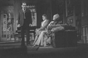 Szenenbilder aus dem Stück "Auf der anderen Seite" von Lillian Hellman am Hebbel-Theater Berlin : Szene mit Walter Franck