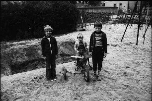 Drei Jungen mit Dreirad