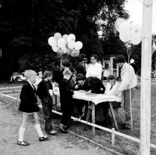 Schützenfest: Veranstalter Ahrensburger Schützengilde: Festplatz am Forsthaus Hagen: Kinder und Jugendliche an Tisch mit Luftballons, 19. Juni 1966