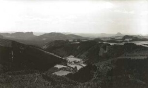 Sächsische Schweiz. Blick von der Endlerkuppe bei Ottendorf über das Kirnitzschtal gegen Schrammsteine und Lilienstein
