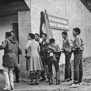 1. Mai. Kubaner in Podelwitz : Leipzig OT Podelwitz. Zu den 1. Mai Märschen in der DDR wurden oftmals gleichgesinnte Länder China, Kuba, Afrika oder Osteuropäischen Ländern, die politisch sympatisierten zu den Märschen eingeladen