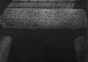 Gewölbte Grabplatte mit Inschrift