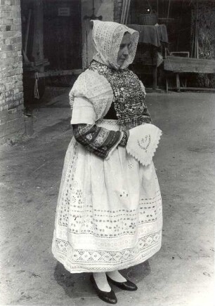 Brautführerin aus Bluno : Kleidung - Hoyerswerdaer Tracht. Ort: Bluń / Bluno. Brautführerin (zamama)