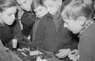 Zentralhaus der Jungen Pioniere : Jungen mit einem Steckpult