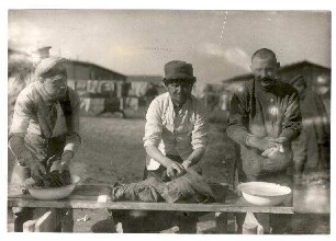 Fotos aus dem Kriegsgefangenenlager Puchheim: Nr. 42: Tartaren beim Wäschewaschen