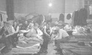 Selbstversenkung des Hochseepassagierdampfers "Columbus" am 19. Dezember 1939, Besatzungsangehörige im Internierungslager auf Ellis Island, auf einfachen Feldbetten sitzend