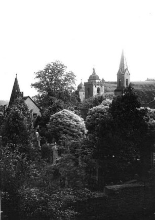 Marktbreit. Ortsansicht mit Stadtmauerturm, Schloßturm, Turm der Pfarrkirche Sankt Nikolaus und Katholischer Kirche von Südwesten