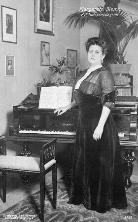 Porträt Margarethe Siems (1879-1952; Sängerin). Fotografie (Weltpostkarte) im Verlag Emil Schwalb. Berlin?, um 1925