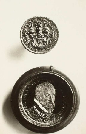 oben: Medaille, Rückseite mit Wappen des Herzogs Johann d. -. von Holstein; unten: Wachsbildnis Johanns d. Ä., Herzog von Holstein
