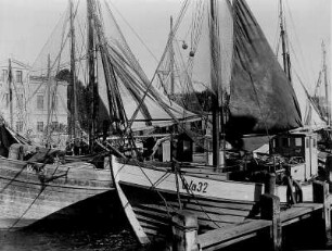 Ostseebad Warnemünde/ Mecklenburg-Vorpommern. Fischerboote im Hafen auf der Warnow