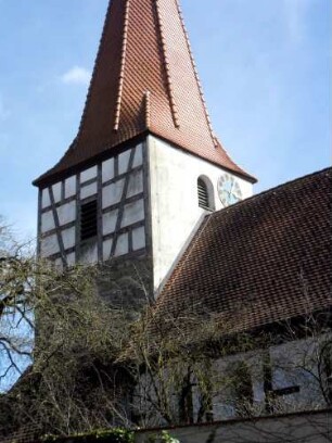 Altheim-Evangelische Kirche-Ansicht von Nordwesten mit Kirchturmobergeschoß (Glockenstube in Fachwerk von 1610) auf Romanischem Turmkern (12 Jh)